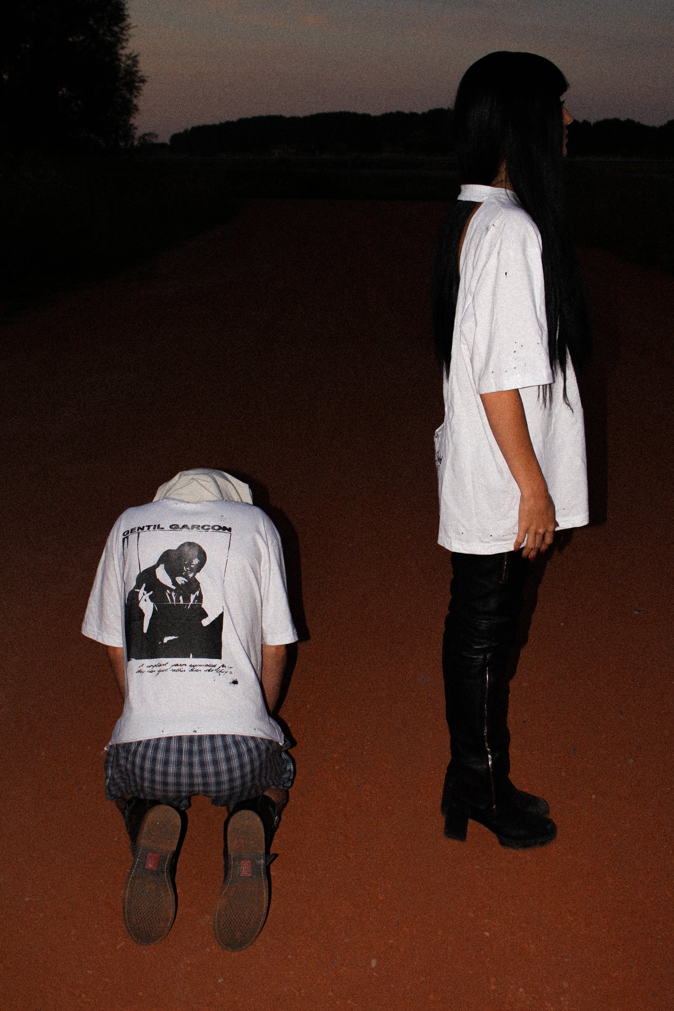 WHITE OVERSIZED T-SHIRT WITH A DEEP OPEN BACK, DISTRESSED DETAILS AND A MAISON BODEL “MADE TOO SOFT” GRAPHIC PRINT ON THE LOWER BACK.