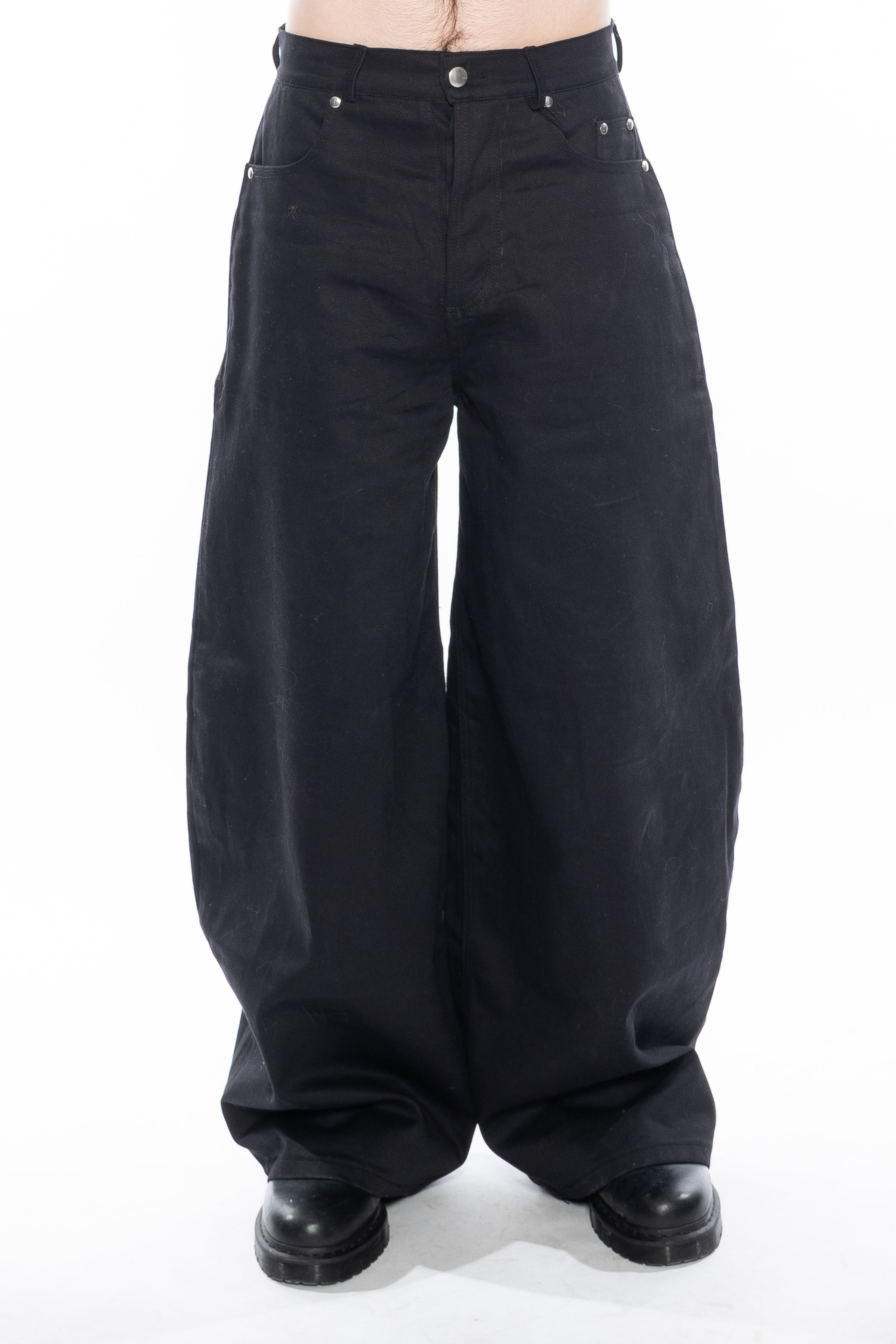 BLACK OVERSIZED CURVED-LEG JEANS WITH A LOW-RISE WAIST, FIVE-POCKET CONSTRUCTION, BUTTON FLY, SILVER HARDWARE AND A RELAXED SILHOUETTE.
