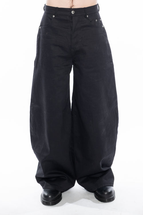 BLACK OVERSIZED CURVED-LEG JEANS WITH A LOW-RISE WAIST, FIVE-POCKET CONSTRUCTION, BUTTON FLY, SILVER HARDWARE AND A RELAXED SILHOUETTE.
