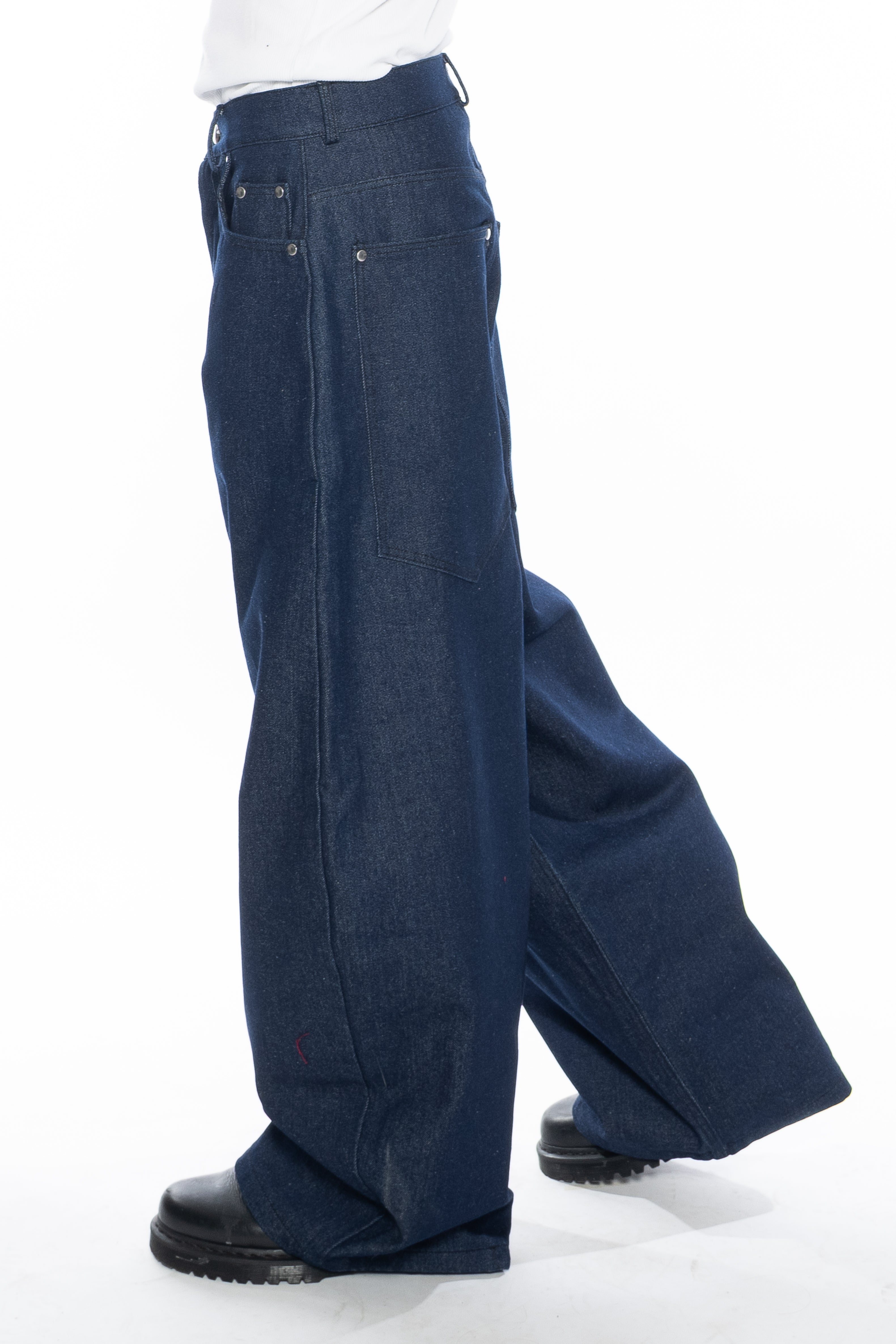 RAW INDIGO OVERSIZED CURVED-LEG JEANS WITH A LOW-RISE WAIST, FIVE-POCKET CONSTRUCTION, BUTTON FLY, SILVER HARDWARE AND A RELAXED SILHOUETTE.