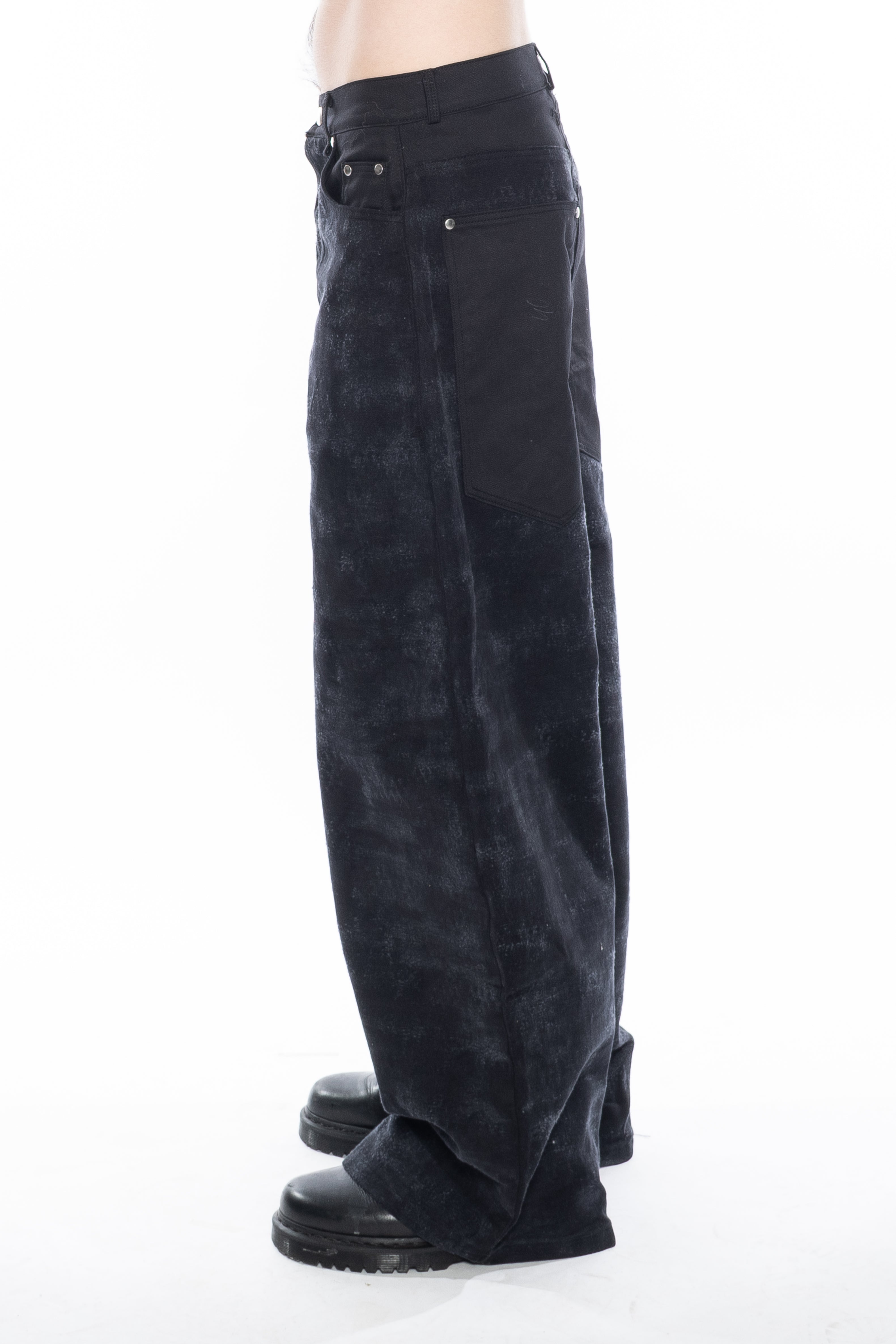 WASHED BLACK OVERSIZED CURVED-LEG JEANS WITH A LOW-RISE WAIST, FIVE-POCKET CONSTRUCTION, BUTTON FLY, SILVER HARDWARE AND A FADED FINISH.