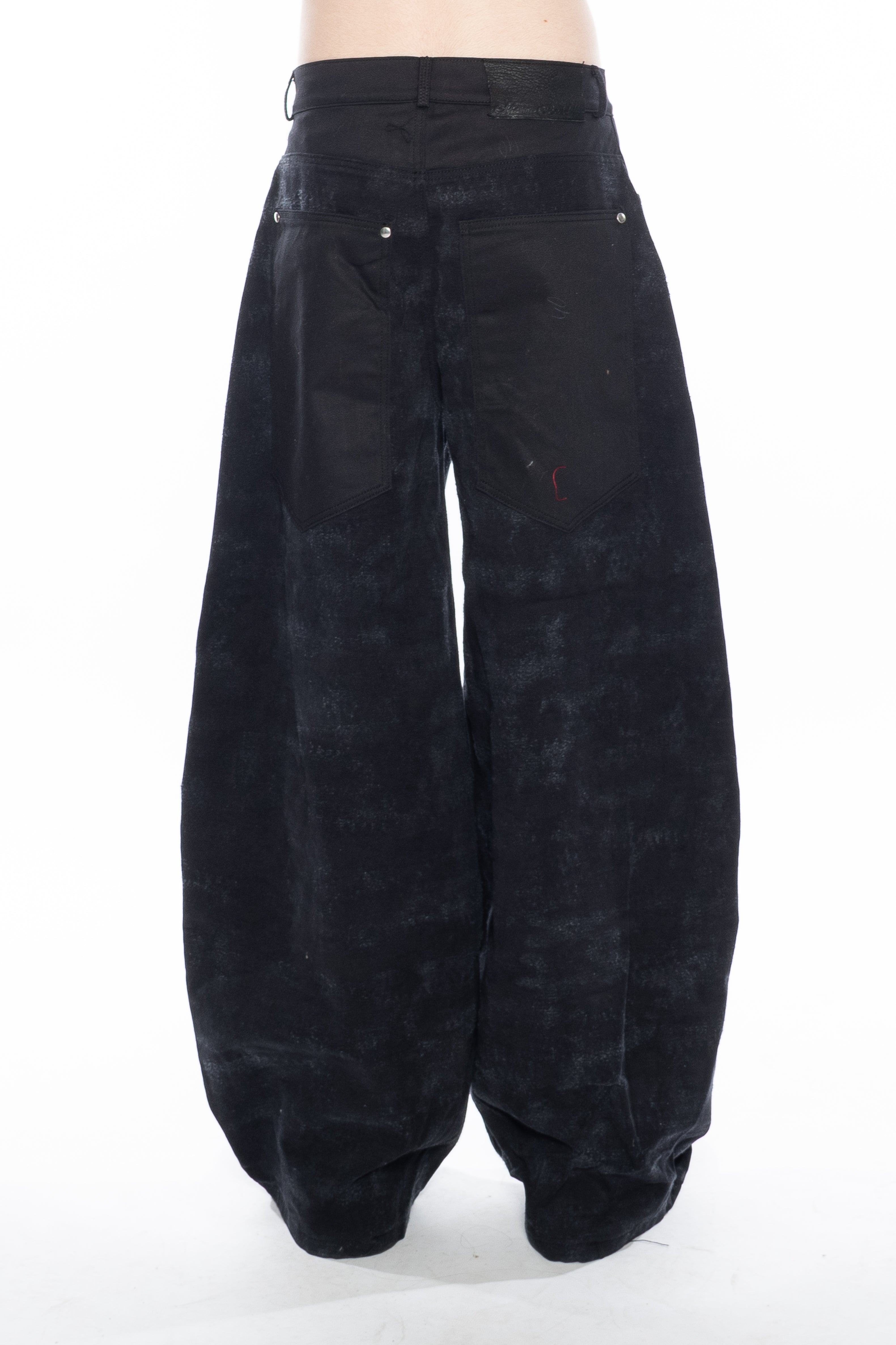 WASHED BLACK OVERSIZED CURVED-LEG JEANS WITH A LOW-RISE WAIST, FIVE-POCKET CONSTRUCTION, BUTTON FLY, SILVER HARDWARE AND A FADED FINISH.