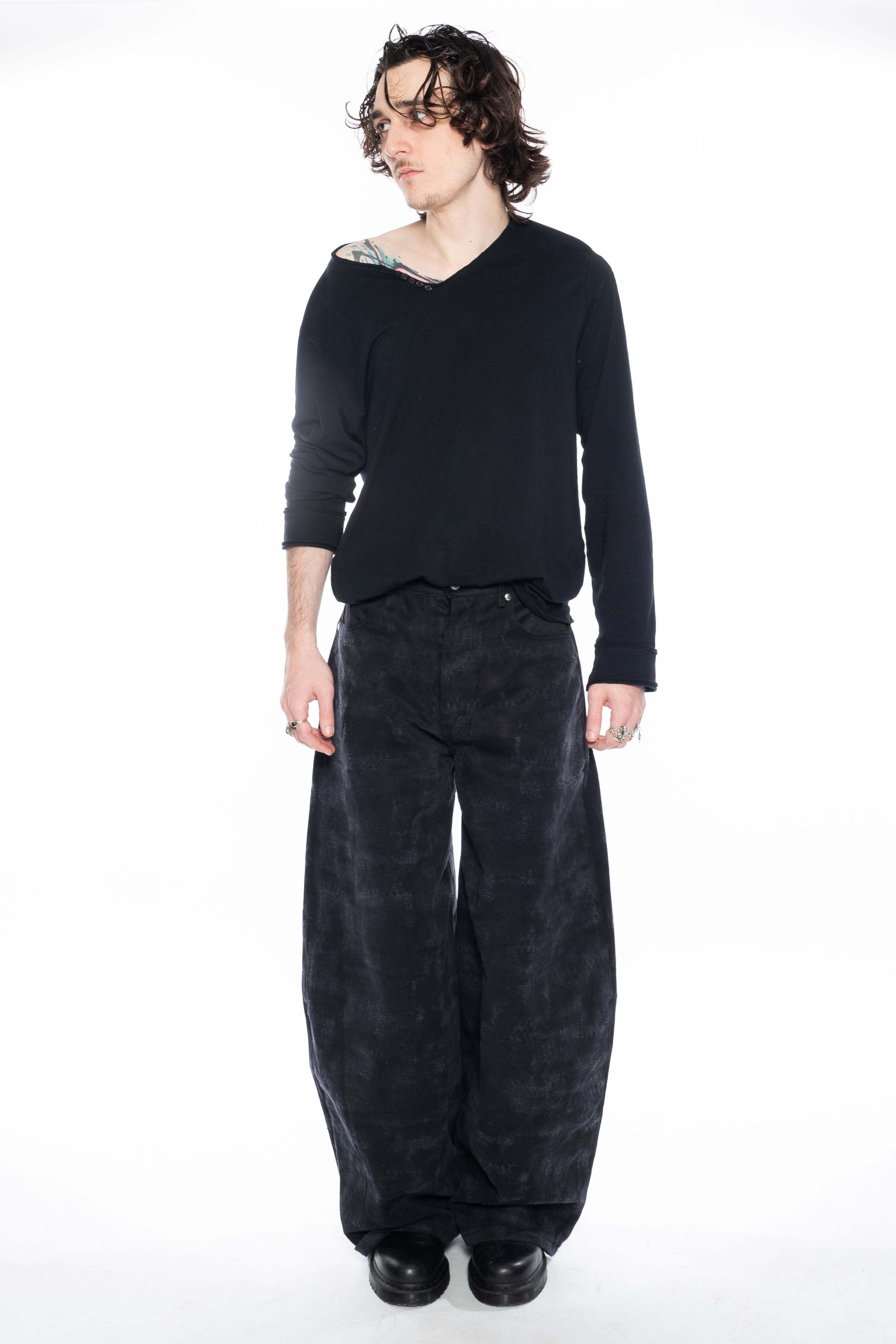 WASHED BLACK OVERSIZED CURVED-LEG JEANS WITH A LOW-RISE WAIST, FIVE-POCKET CONSTRUCTION, BUTTON FLY, SILVER HARDWARE AND A FADED FINISH.