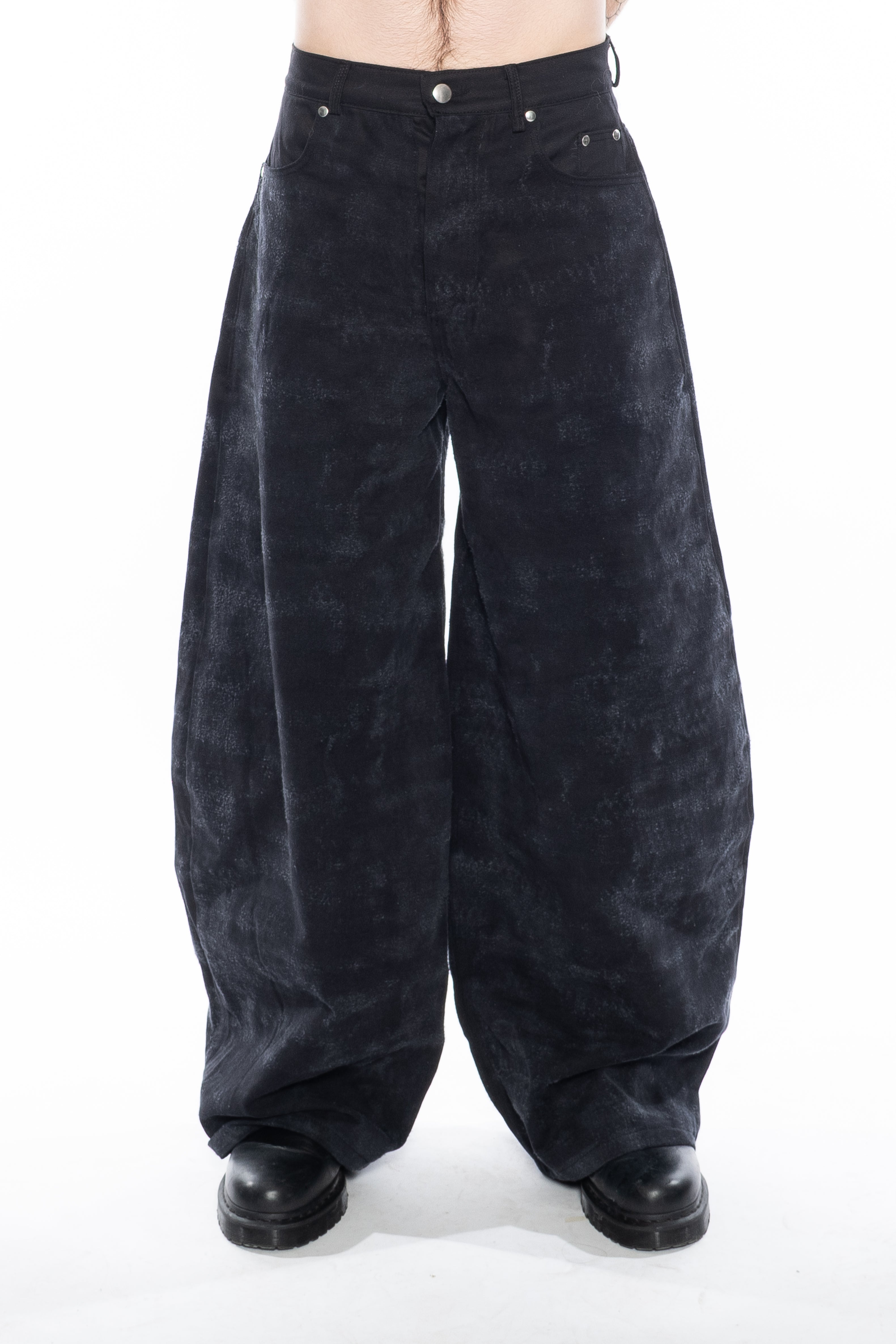WASHED BLACK OVERSIZED CURVED-LEG JEANS WITH A LOW-RISE WAIST, FIVE-POCKET CONSTRUCTION, BUTTON FLY, SILVER HARDWARE AND A FADED FINISH.