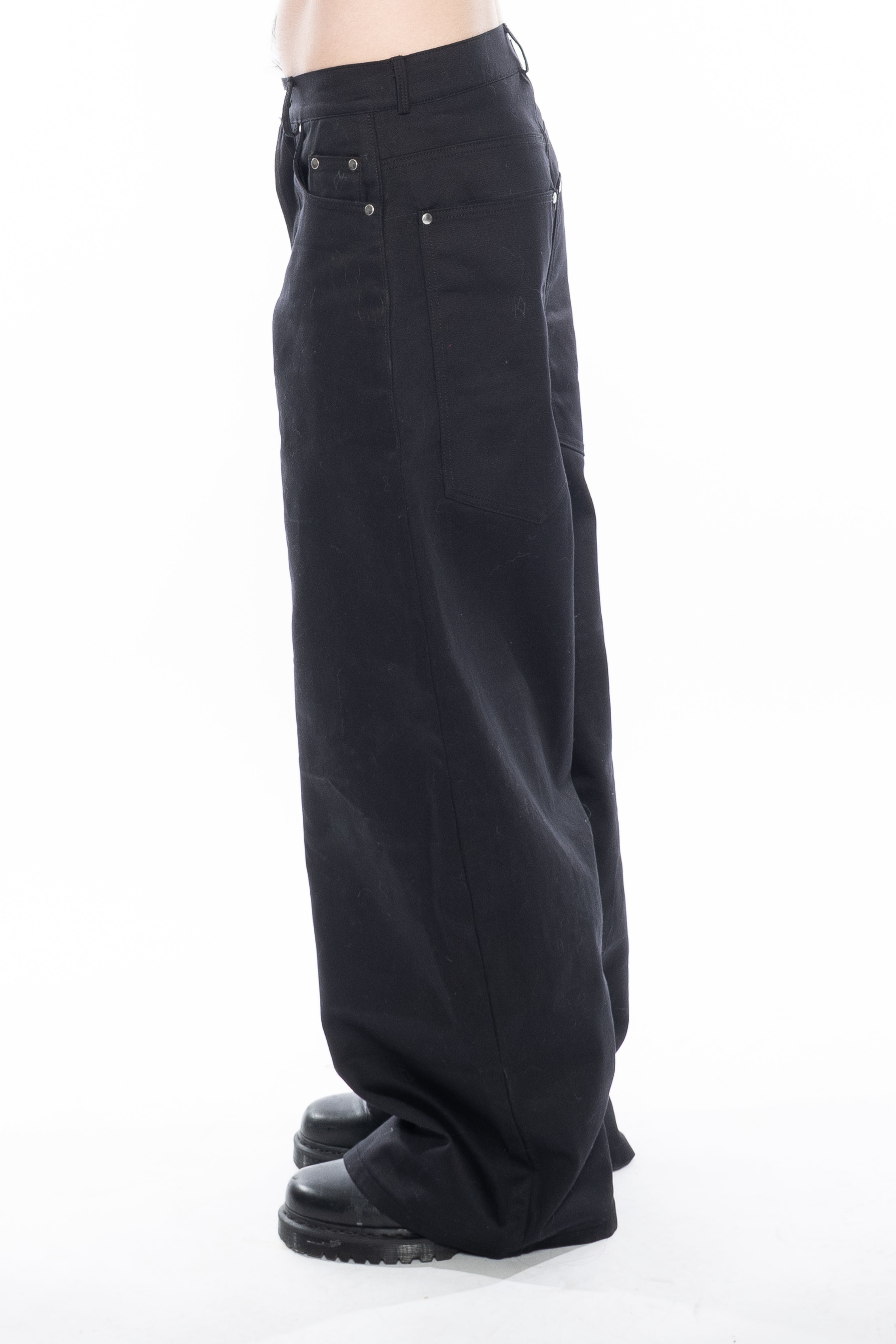 BLACK OVERSIZED CURVED-LEG JEANS WITH A LOW-RISE WAIST, FIVE-POCKET CONSTRUCTION, BUTTON FLY, SILVER HARDWARE AND A RELAXED SILHOUETTE.
