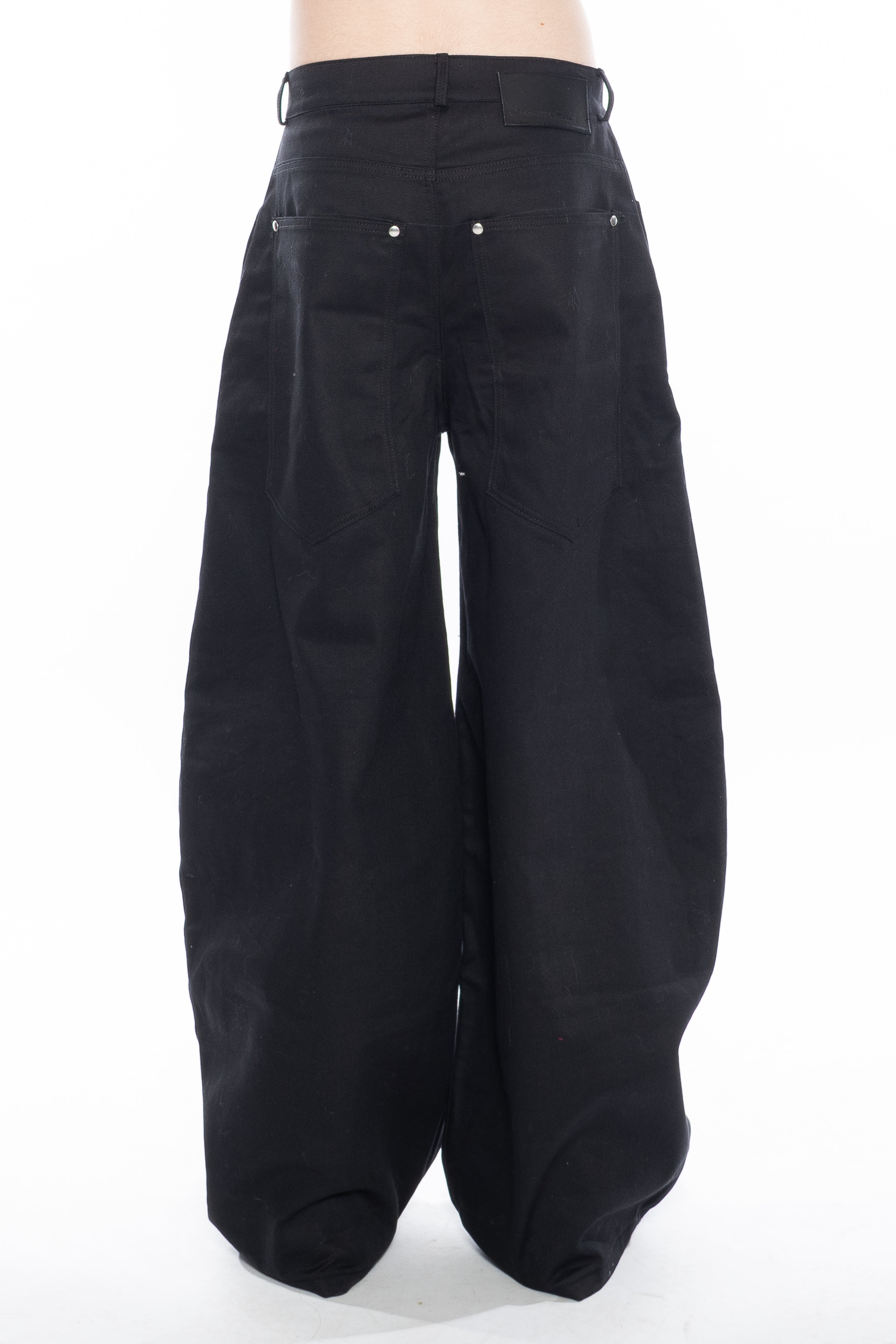 BLACK OVERSIZED CURVED-LEG JEANS WITH A LOW-RISE WAIST, FIVE-POCKET CONSTRUCTION, BUTTON FLY, SILVER HARDWARE AND A RELAXED SILHOUETTE.