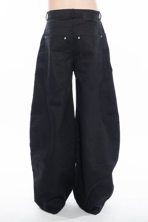BLACK OVERSIZED CURVED-LEG JEANS WITH A LOW-RISE WAIST, FIVE-POCKET CONSTRUCTION, BUTTON FLY, SILVER HARDWARE AND A RELAXED SILHOUETTE.